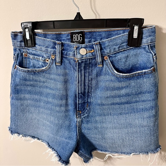 Urban Outfitters BDG Dark denim Girlfriend high rise shorts size 26 - Picture 2 of 7